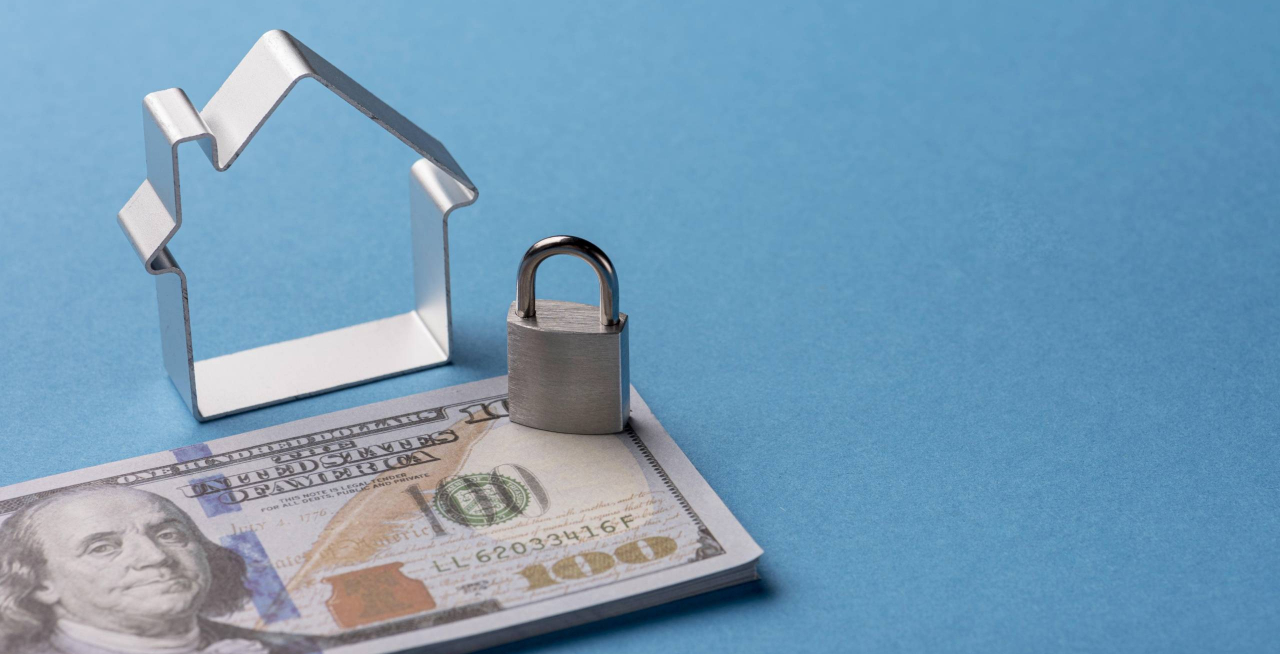 high-angle-banknotes-with-house-lock-min